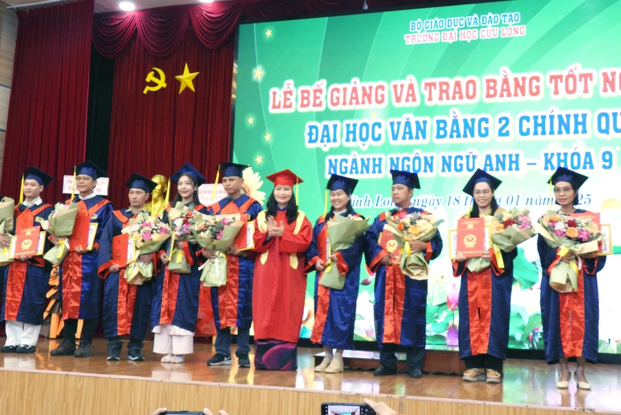 TS Đặng Thị Ngọc Lan - Phó Hiệu trưởng Trường ĐH Cửu Long trao giấy khen và bằng tốt nghiệp cho tân cử nhân tốt nghiệp xuất sắc.