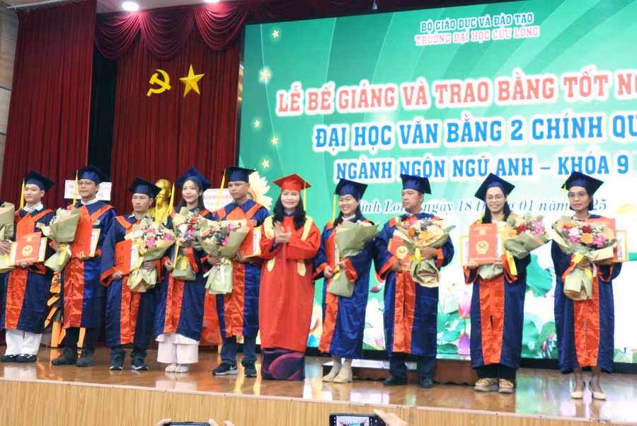 TS Đặng Thị Ngọc Lan - Phó Hiệu trưởng Trường ĐH Cửu Long trao giấy khen và bằng tốt nghiệp cho tân cử nhân tốt nghiệp xuất sắc.