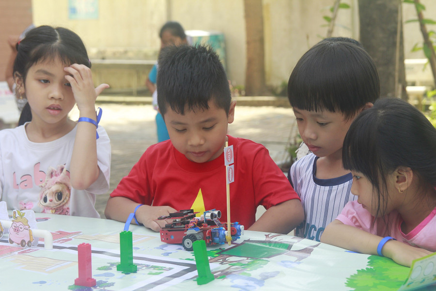 Học sinh Tiểu học TP Cần Thơ trải nghiệm trong hoạt động STEM Robotics. cuoc-thi-robothon-tp-can-tho-3.jpg