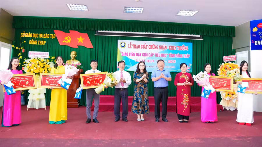 PGS.TS Hồ Văn Thống - Hiệu trưởng Trường ĐH Đồng Tháp (thứ 4 từ phải sang) cùng Lãnh đạo Sở GD&ĐT Đồng Tháp chúc mừng các nhà giáo đạt Danh hiệu “Viên phấn Vàng”.