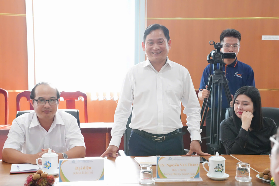 TS Nguyễn Văn Thành - Hiệu trưởng Trường ĐH Kiên Giang phát biểu tại buổi ký kết. dhkg-hop-tac.png