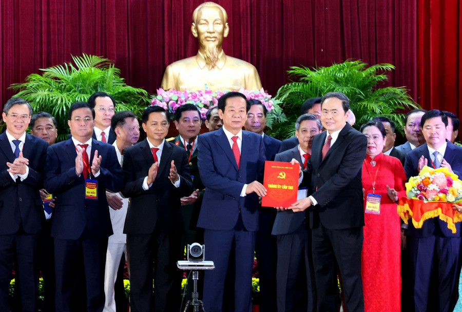 Chủ tịch Quốc hội Trần Thanh Mẫn trao Nghị quyết của Bộ Chính trị chỉ định ông Đỗ Thanh Bình, Ủy viên Trung ương Đảng giữ chức Bí thư Thành ủy Cần Thơ (mới) nhiệm kỳ 2020 - 2025. cong-bo-tp-can-tho-moi-3.jpg