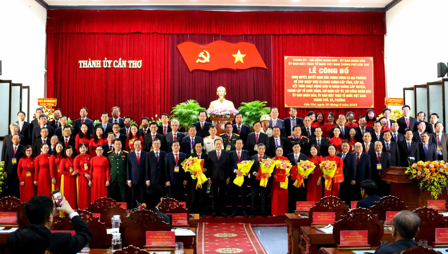 Chủ tịch Quốc hội Trần Thanh Mẫn trao Nghị quyết của Bộ Chính trị chỉ định Ban Chấp hành Đảng bộ TP Cần Thơ nhiệm kỳ 2020 - 2025.