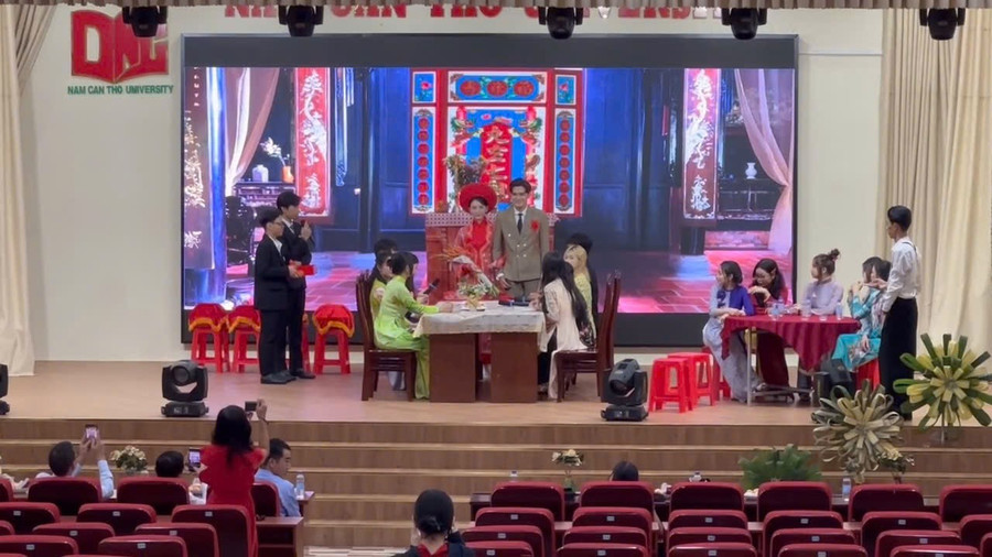Sinh viên tái hiện trong chương trình Hương Sắc Giao Duyên - Dấu xưa đám cưới miền Tây thập niên 90. can-tho-sv-hao-hung-2.jpg