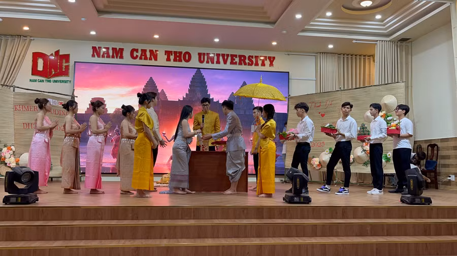 Sinh viên tái hiện chân thực không gian lễ cưới của đồng bào Khmer.