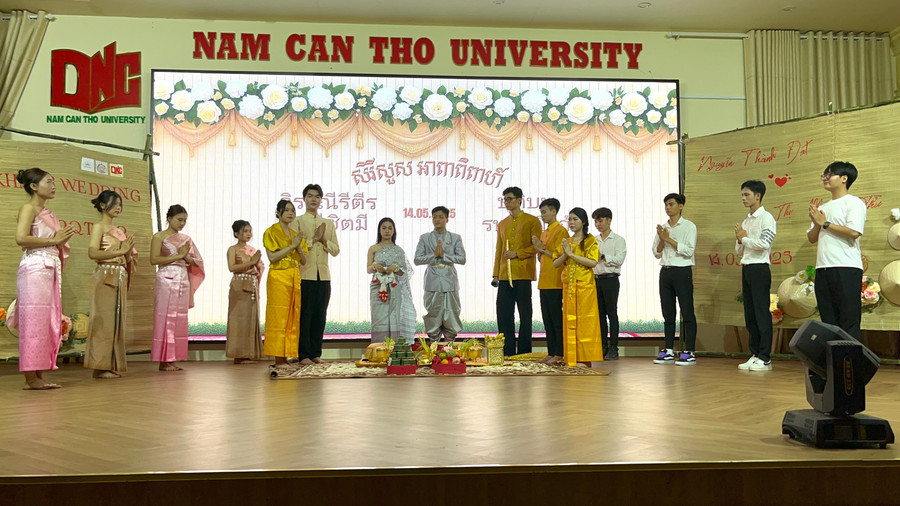 Thông qua chương trình, sinh viên trải nghiệm những nghi thức đặc trưng của đồng bào Khmer. can-tho-sv-hao-hung-8.jpg