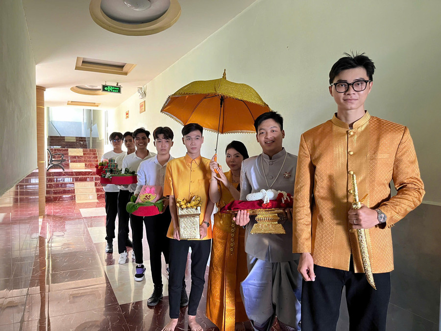 Trang phục truyền thống lộng lẫy, âm nhạc ngũ âm độc đáo và bối cảnh đậm chất văn hóa Khmer. can-tho-sv-hao-hung-7.jpg
