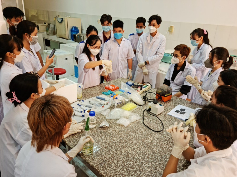 Sinh viên ngành Công nghệ sinh học (Trường ĐH Trà Vinh) trong giờ thí nghiệm.