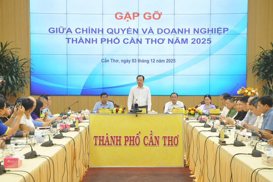 Ông Vương Quốc Nam, Phó Chủ tịch UBND TP Cần Thơ, phát biểu tại buổi gặp gỡ giữa chính quyền và doanh nghiệp năm 2025.