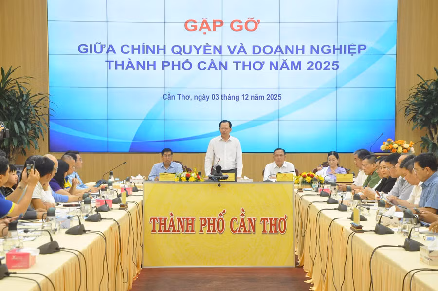 Ông Vương Quốc Nam, Phó Chủ tịch UBND TP Cần Thơ, phát biểu tại buổi gặp gỡ giữa chính quyền và doanh nghiệp năm 2025.