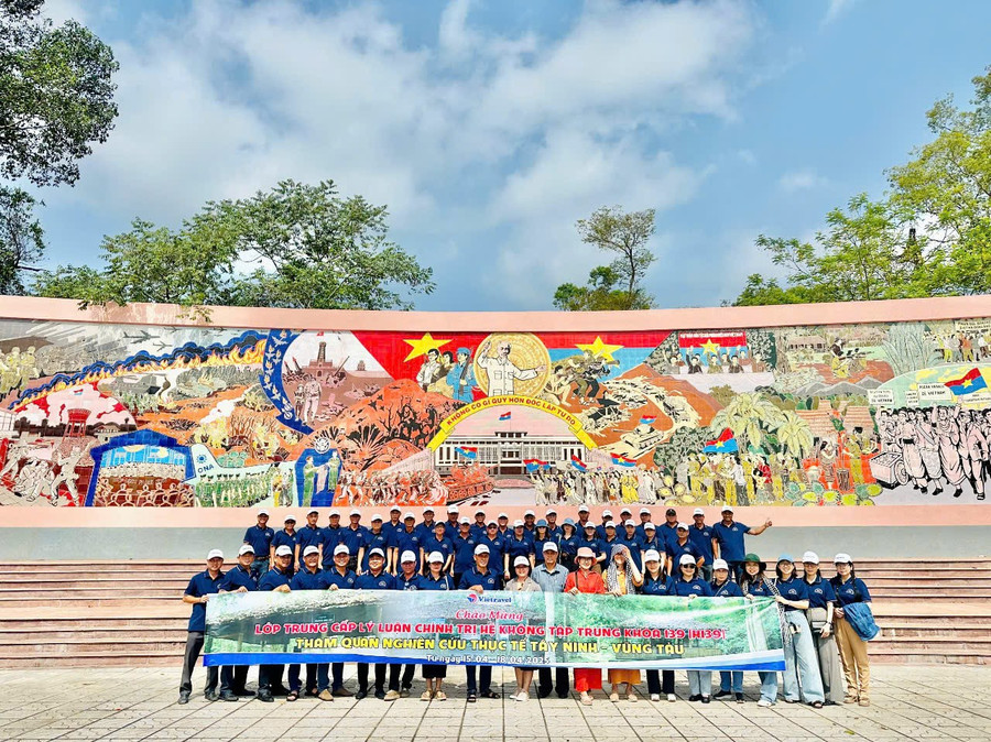 Giảng viên, học viên Trường Chính trị tỉnh Cà Mau có những hành trình về nguồn ý nghĩa.