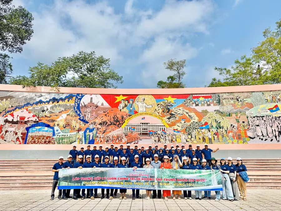 Giảng viên, học viên Trường Chính trị tỉnh Cà Mau có những hành trình về nguồn ý nghĩa.