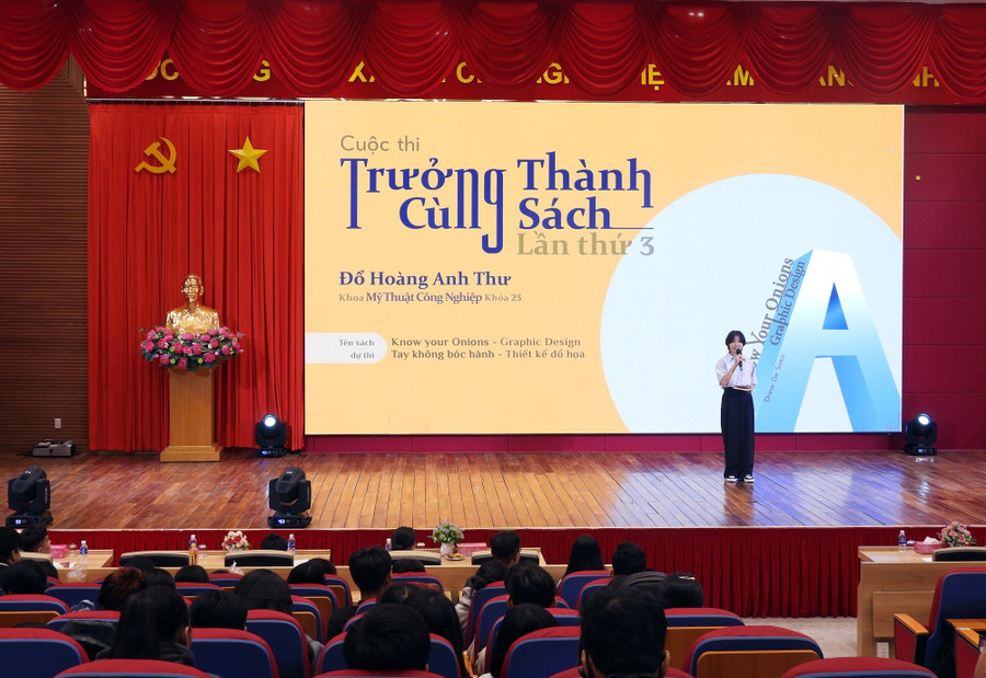 Sinh viên chia sẻ cảm nhận về sách tại Hội thi.
