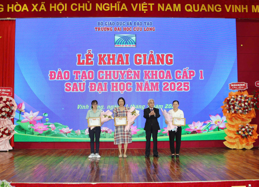 PGS.TS Lương Minh Cừ - Bí thư Đảng ủy, Hiệu trưởng Trường ĐH Cửu Long trao giấy khen cho học viên đạt điểm cao trong trong kỳ thi tuyển. dhcl-khai-giang-ck-3.jpg
