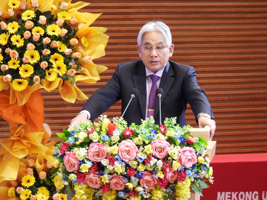 PGS.TS Lương Minh Cừ - Bí thư Đảng ủy, Hiệu trưởng Trường ĐH Cửu Long phát biểu tại buổi lễ. dhcl-khai-giang-ck-2.jpg
