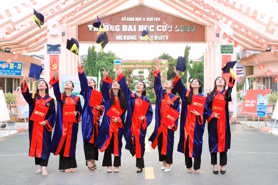 Sinh viên Trường ĐH Cửu Long trong ngày tốt nghiệp.