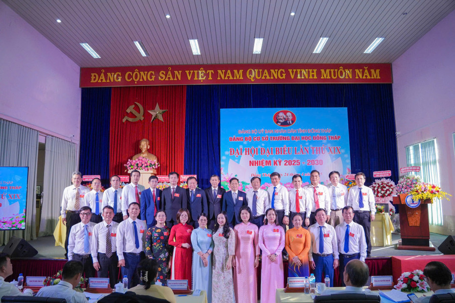 Ban chấp hành Đảng bộ Trường ĐH Đồng Tháp ra mắt Đại hội.