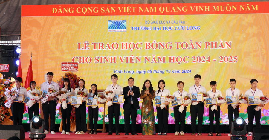 Thạc sĩ Lê Tôn Đức Hòa - Chủ tịch Hội đồng trường và TS Đặng Thị Ngọc Lan - Phó Hiệu trưởng trao học bổng cho tân sinh viên năm học 2024 - 2025.
