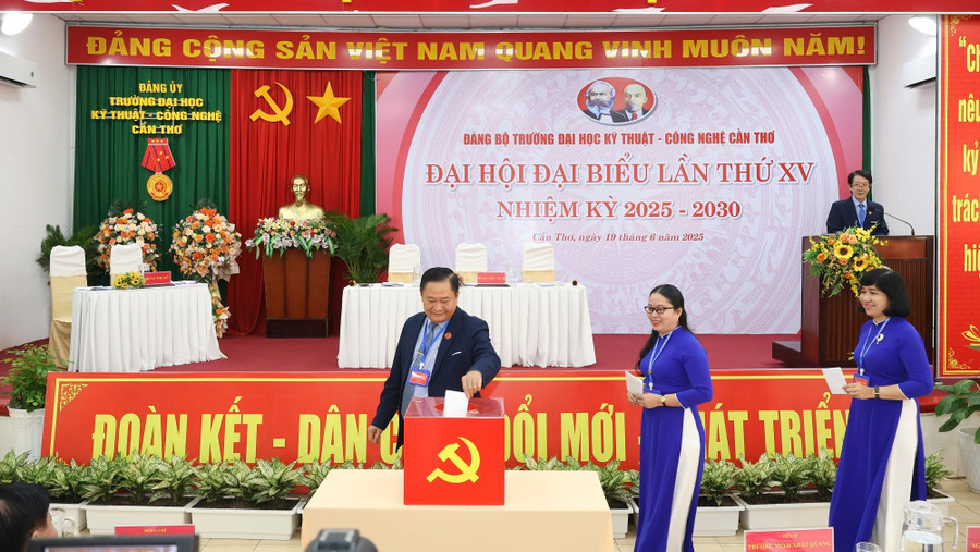 Đại biểu bỏ phiếu tại Đại hội. dh-ky-thuan-cong-nghe-ct-3-125.jpg