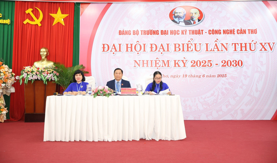 Đoàn Chủ tịch điều hành Đại hội. dh-ky-thuan-cong-nghe-ct-2-300.jpg