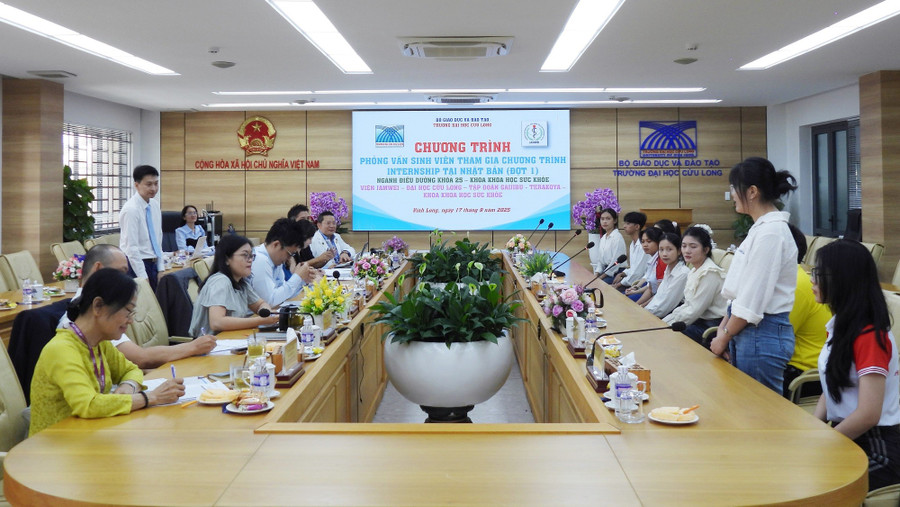 Sinh viên tham dự buổi phỏng vấn.