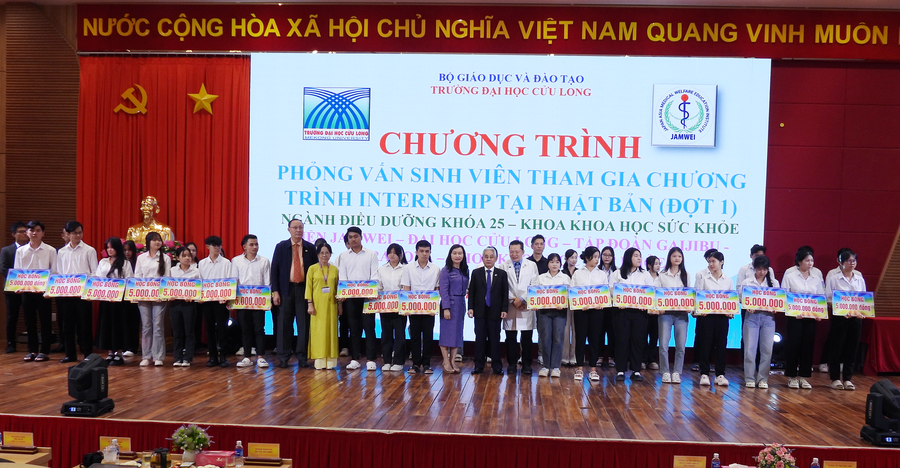 Lãnh đạo Trường ĐH Cửu Long trao học bổng cho sinh viên. sv-dhcl-phong-van-4.png