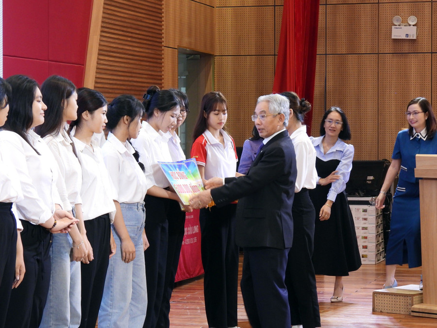 PGS.TS Lương Minh Cừ - Bí thư Đảng ủy, Hiệu trưởng Trường ĐH Cửu Long trao học bổng cho sinh viên. sv-dhcl-phong-van-3.jpg