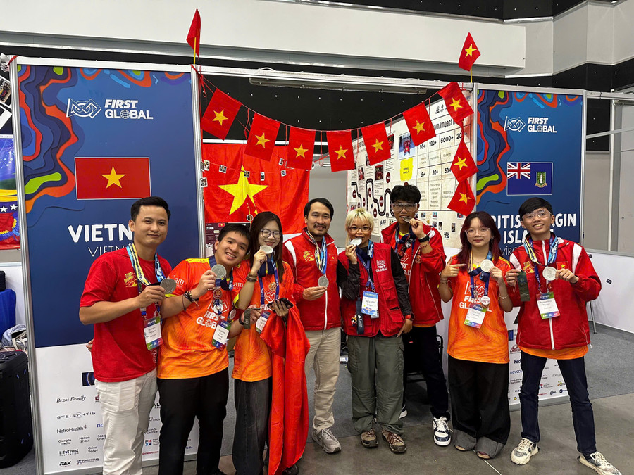 Nguyễn Trang Bảo Thy, nữ sinh Trường THPT FPT Cần Thơ (thứ ba từ trái sang) đại diện thi trực tiếp tại First Global Challenge ở Panama.