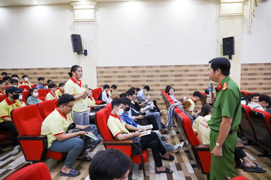 Công an TP Cần Thơ tuyên truyền, phổ biến giáo dục pháp luật cho sinh viên Trường ĐH Nam Cần Thơ.