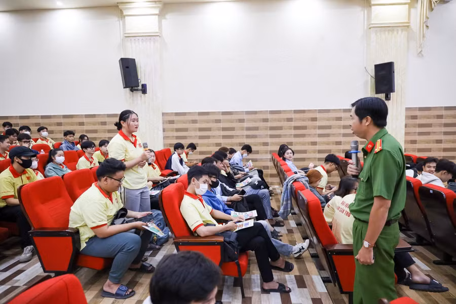Công an TP Cần Thơ tuyên truyền, phổ biến giáo dục pháp luật cho sinh viên Trường ĐH Nam Cần Thơ.