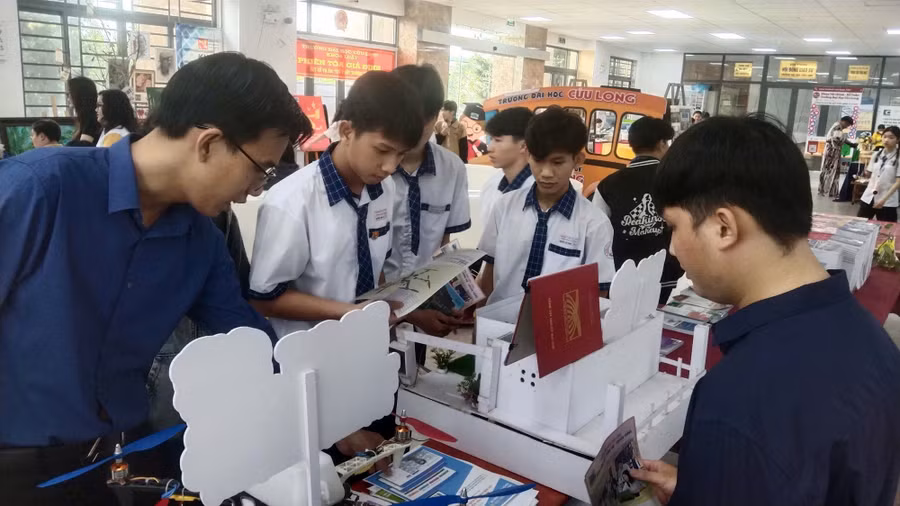 Học sinh tham quan gian hàng của Khoa Công nghệ thông tin-Truyền thông.