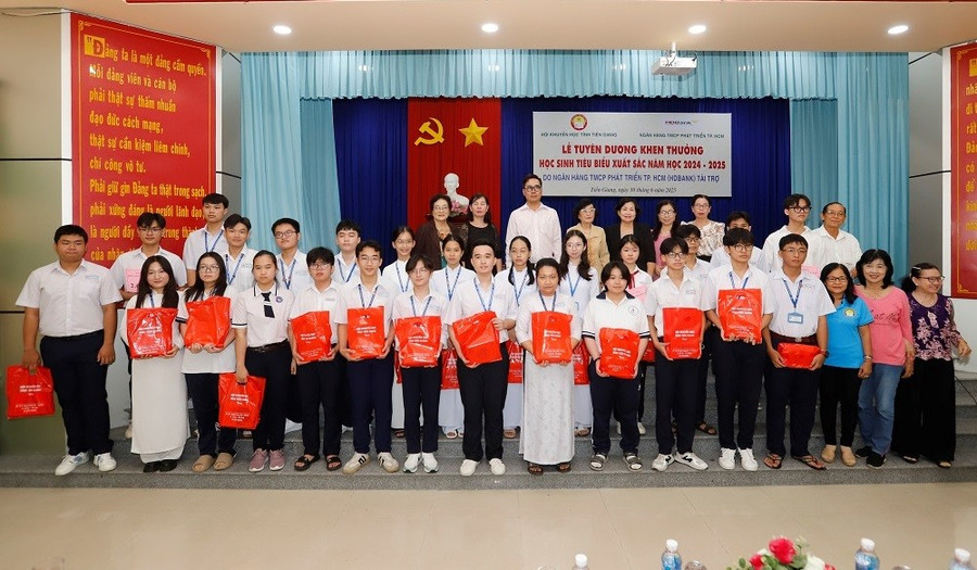 Các cấp Hội Khuyến học tại các tỉnh cụm 8 khu vực ĐBSCL đã trao nhiều suất học bổng hỗ trợ học sinh, sinh viên nghèo vượt khó.