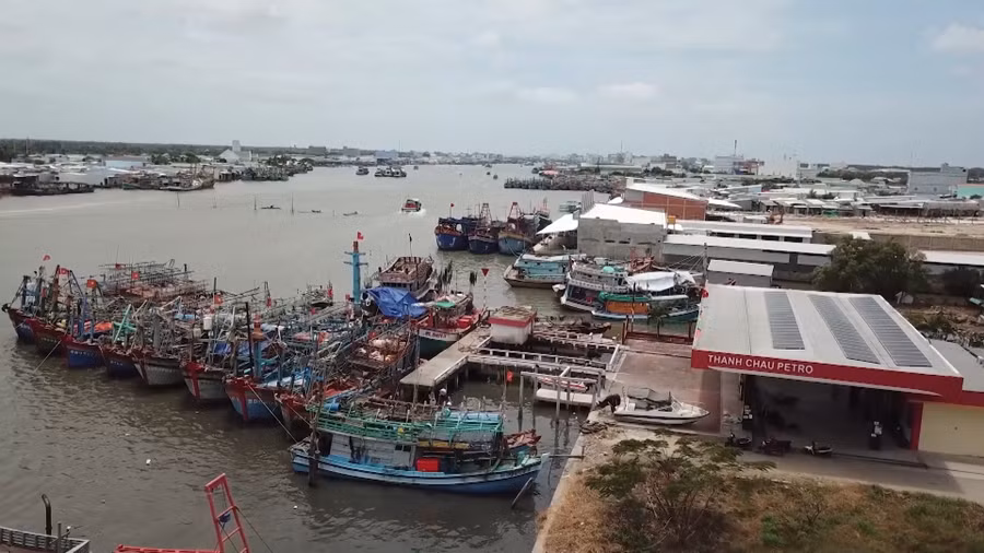 Phương tiện khai thác thủy sản neo đậu tại cửa biển Sông Đốc, Cà Mau.