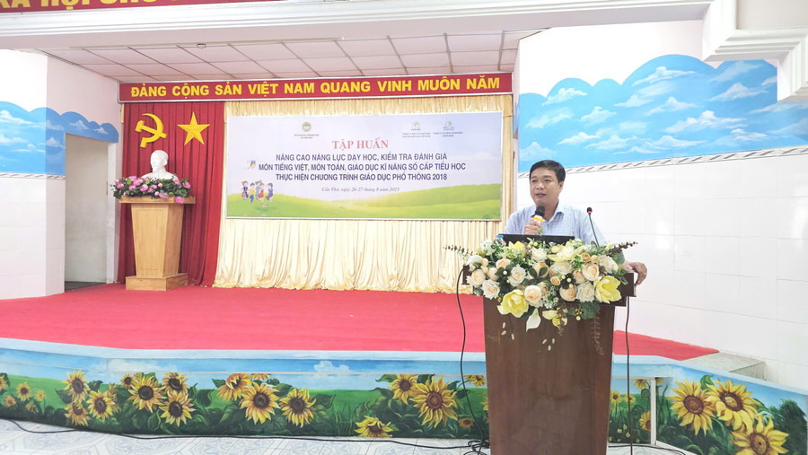Ông Võ Hồng Lam, Phó Giám đốc Sở GD&ĐT TP Cần Thơ phát biểu khai mạc tập huấn. can-tho-tao-huan-2.jpg