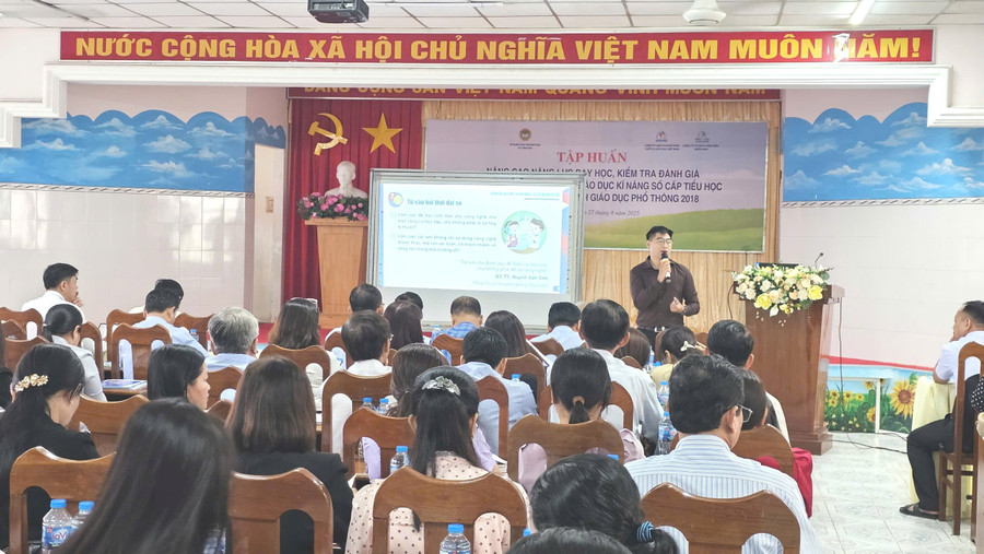 Báo cáo viên khóa tập huấn là các nhà khoa học uy tín - tác giả sách giáo khoa. can-tho-tao-huan-1.jpg