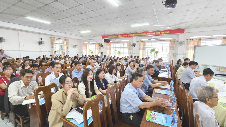 Gần 200 cán bộ quản lý ở các trường Tiểu học trên địa bàn TP Cần Thơ tham gia tập huấn.