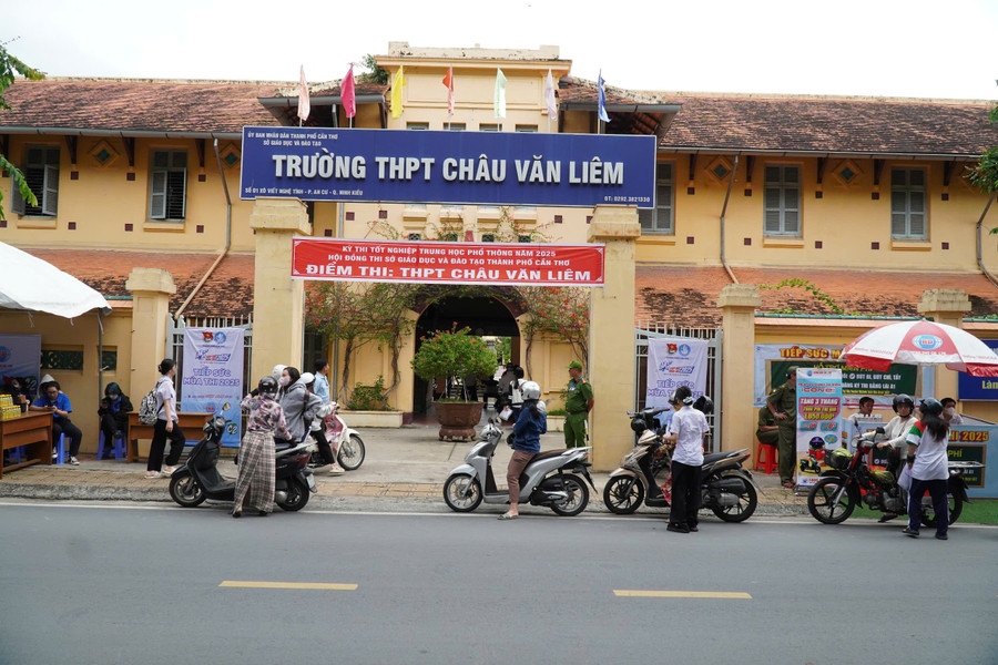 Lực lượng Công an, Tiếp sức mùa thi có mặt trước các điểm thi từ sáng sớm. can-tho-sang-26-2.jpg