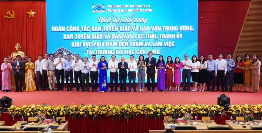 Đoàn khảo sát mô hình đổi mới sáng tạo và các giải pháp công nghệ có giá trị ứng dụng tại Trường ĐH Cửu Long.