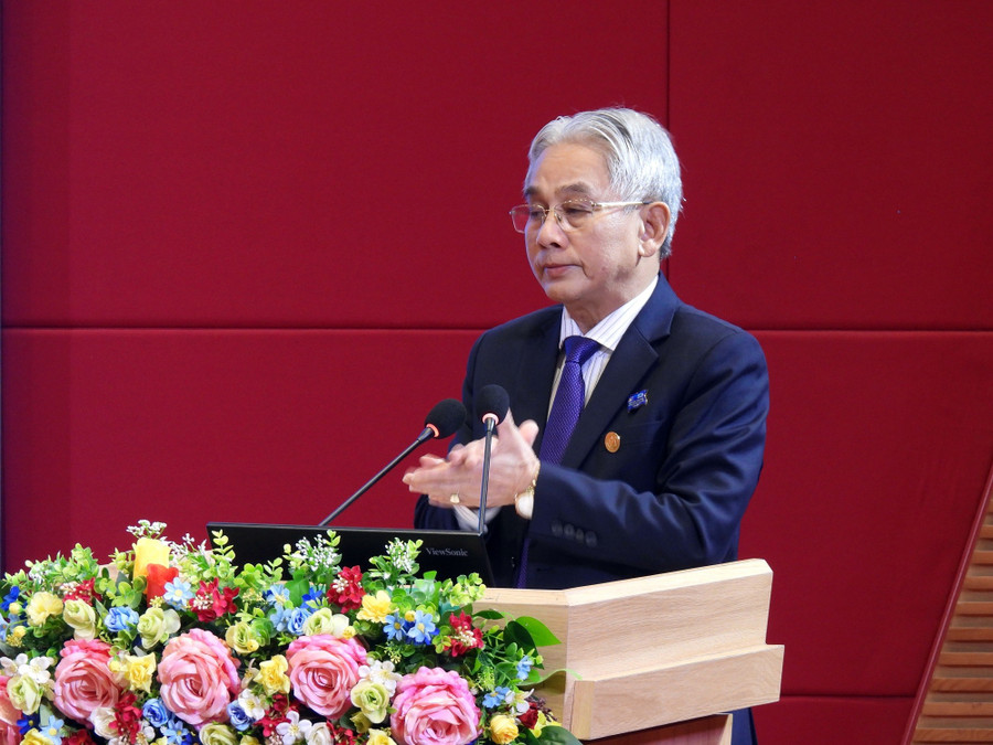PGS.TS Lương Minh Cừ, Bí thư Đảng ủy, Hiệu trưởng Trường ĐH Cửu Long phát biểu tại buổi làm việc. dhcl-khao-sat-2.jpg