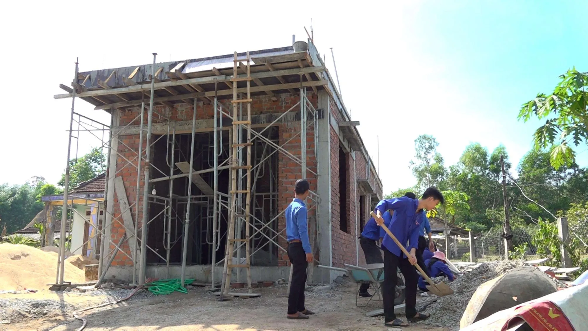 Đoàn thanh niên Quảng Nam đang hỗ trợ người xóa nhà tạm, nhà dột nát trên địa bàn tỉnh.