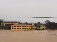 Trường Phổ thông Dân tộc Nội trú Na Rì (xã Na Rì) ngập sâu trong nước do ảnh hưởng hoàn lưu bão số 11 năm 2025. Ảnh: Phương Thảo.