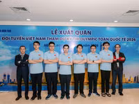 Từ trái qua phải ảnh: Thầy Nguyễn Chu Gia Vượng; các em Phạm Đăng Nguyên, Hà Mạnh Hùng, Nguyễn Lê Nhật Nam, Nguyễn Đình Tùng, Trần Đại Thành Danh, Nguyễn Hoàng Phương; thầy Lê Bá Khánh Trình