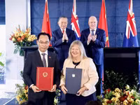 Tổng Bí thư, Chủ tịch nước Tô Lâm và Thủ tướng New Zealand Christopher Luxon chứng kiến trao văn kiện hợp tác về giáo dục giữa hai nước.