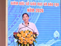 Ông Vũ Minh Đức – Cục trưởng Cục Nhà giáo và Cán bộ quản lý giáo dục (Bộ GD&ĐT) báo cáo tại hội nghị.