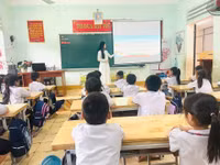 Cô trò Trường Tiểu học thị trấn Hạ Hòa (Phú Thọ) trong giờ học.