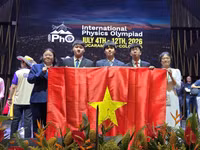 Từ trái sang: Vũ Nguyên Nguyên, Tạ Ngọc Minh, Nguyễn Nhật Minh, Lê Duy Khánh, Nguyễn Thị Bích Ngọc.