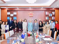 Bộ trưởng Hoàng Minh Sơn, Đại sứ Gillian Bird và các thành viên hai bên chụp ảnh lưu niệm