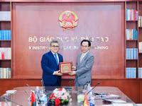 Bộ trưởng Hoàng Minh Sơn trao quà lưu niệm tặng Đại sứ Saadi Salama.