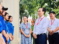 Bộ trưởng Hoàng Minh Sơn trò chuyện với thanh niên tình nguyện hỗ trợ tại điểm thi Trường THPT Kim Động, tỉnh Hưng Yên.