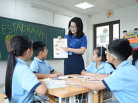 Cô trò Trường Tiểu học, THCS và THPT Hồng Đức (Hưng Yên).